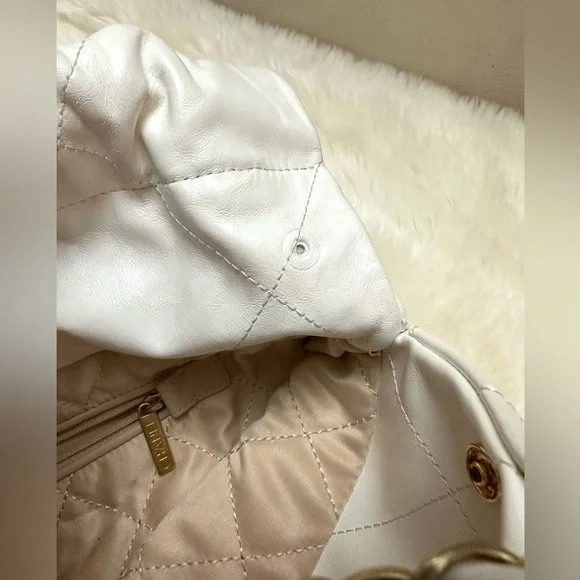 22 Handbag - Picture 12 of 13